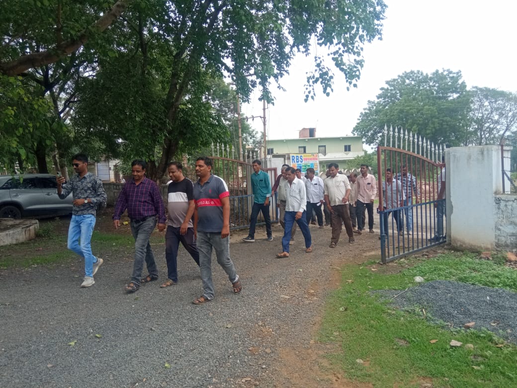 सफाई दरोगा के साथ मारपीट के मामले में कर्मचारी हुए लामबंद, सीएमओ ने जनप्रतिनिधियों सहित थाने पहुंच कर दिया आवेदन पढ़ें दीपक पाटीदार की ये खबर