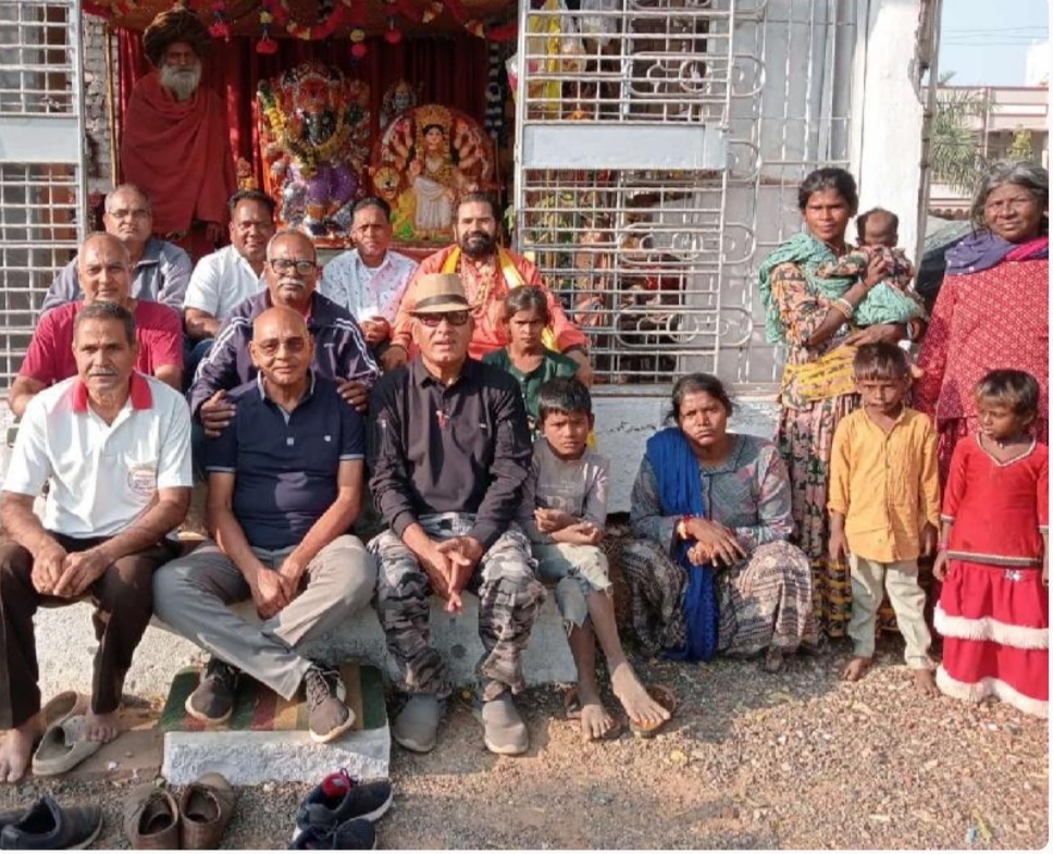 स्वच्छता प्रेमियों ने चलाया मंदिर परिसर में स्वच्छता अभियान क्षेत्र के लोगों को दिया जागरूकता का संदेश