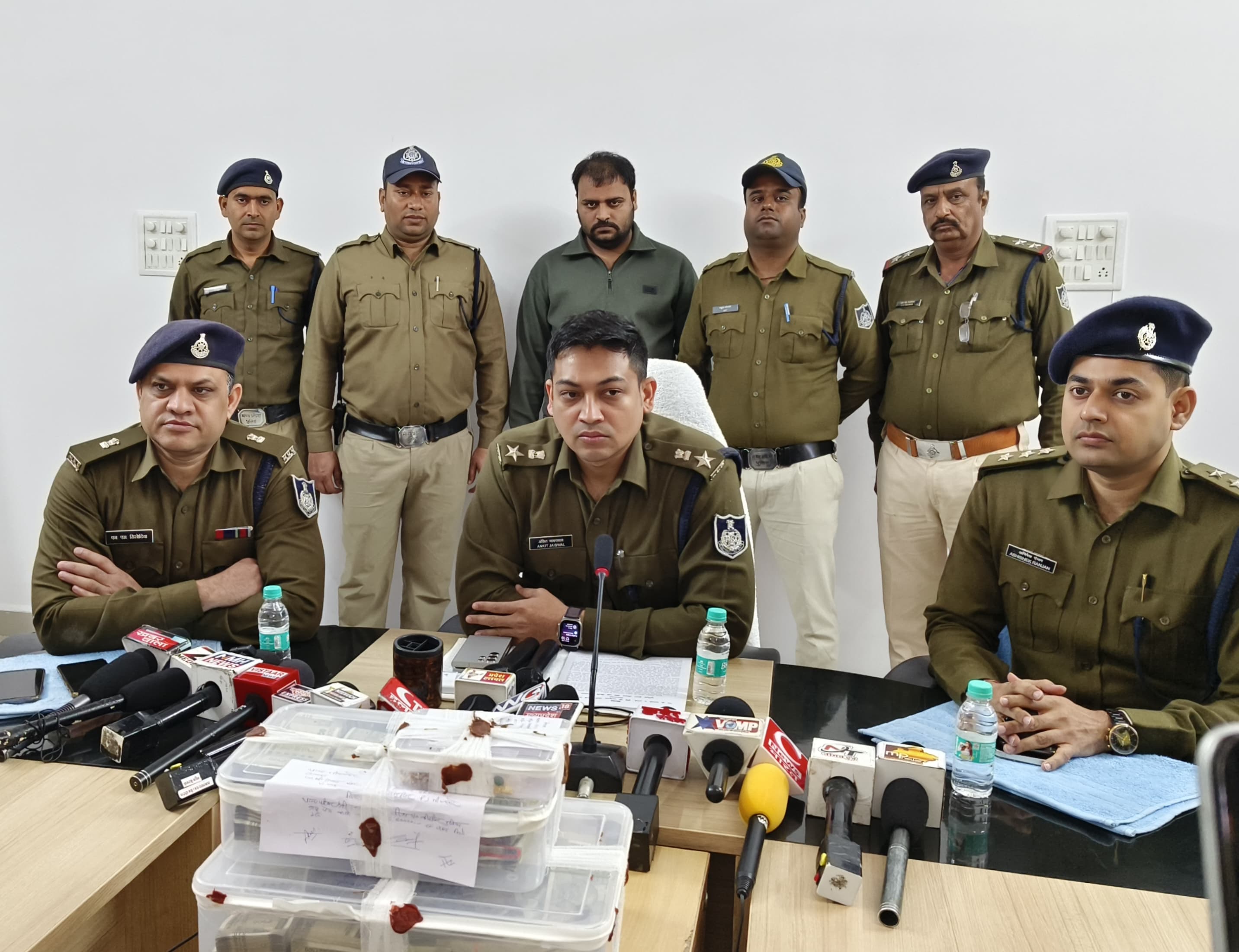 प्रेस कॉन्फ्रेंस में एसपी ने किया चोरी की घटना का खुलासा,भाजपा नेता अनिल नागौरी के यहां हुई चोरी का पुलिस ने किया खुलासा,लाखों रूपयें नगदी व सोने, हीरे के आभुषण चोरी करने वाले एक आरोपी को पुलिस ने किया गिरफ्तार,