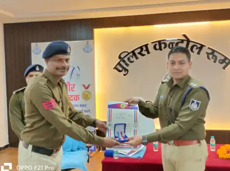 एसपी ने उत्कृष्ट व सराहनीय कार्य करने वालों को किया सम्मानित