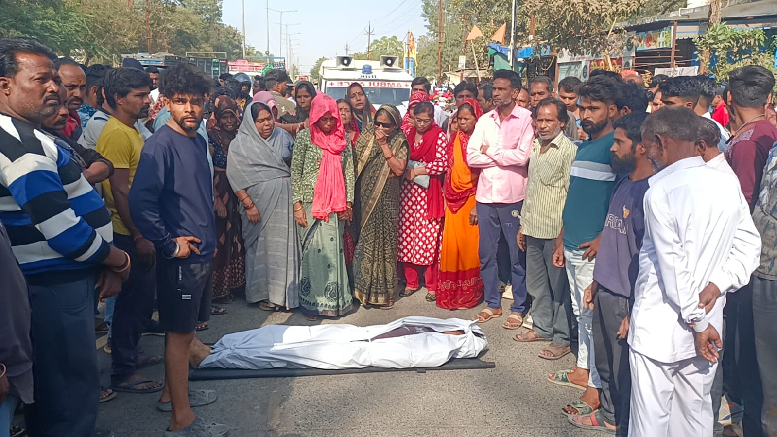 आखिरकार किसकी लापरवाही से हुई मजदुर की मौत,भाजपा नेता राकेश भारद्वाज के गोदाम निर्माण कार्य में करंट की चपेट में आया मनोज यादव,मौके पर हुई मौत, परिजनो में आक्रोश  एसपी ऑफिस के बाहर शव लेकर पहुंचे परिजन,सीएसपी तहसीलदार के निष्पक्ष कार्रवाई के आश्वासन के बाद परिवारजन शव लेकर अंतिम संस्कार को रवाना हुए