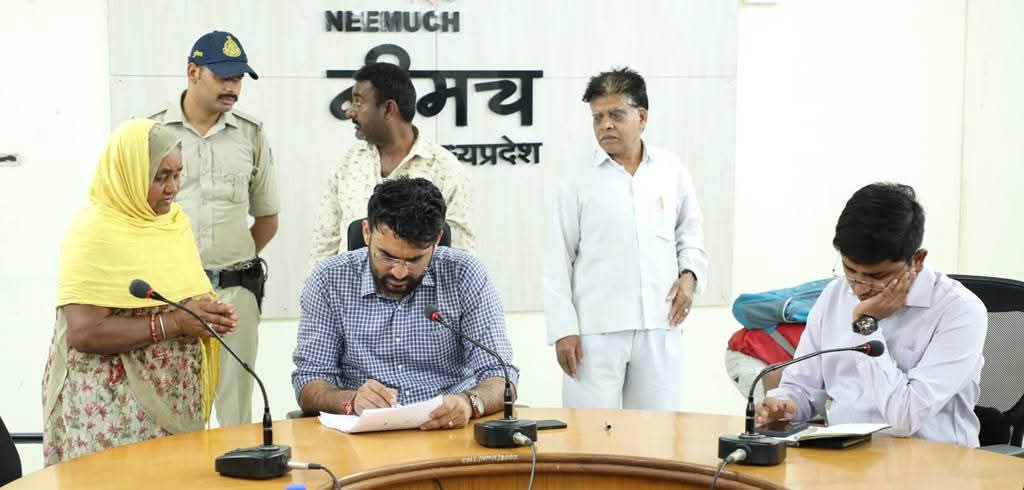 पी़डित राहुल प्रजापति के उपचार की नि:शुल्‍क व्‍यवस्‍था करें-श्री चंद्रा, फुलादेवी को नि:शुल्‍क प्रशिक्षण दिलाकर स्‍वरोजगार उपलब्‍ध करवाएं, कलेक्‍टर ने की जनसुनवाई-110 आवेदकों की सुनी समस्‍याएं
