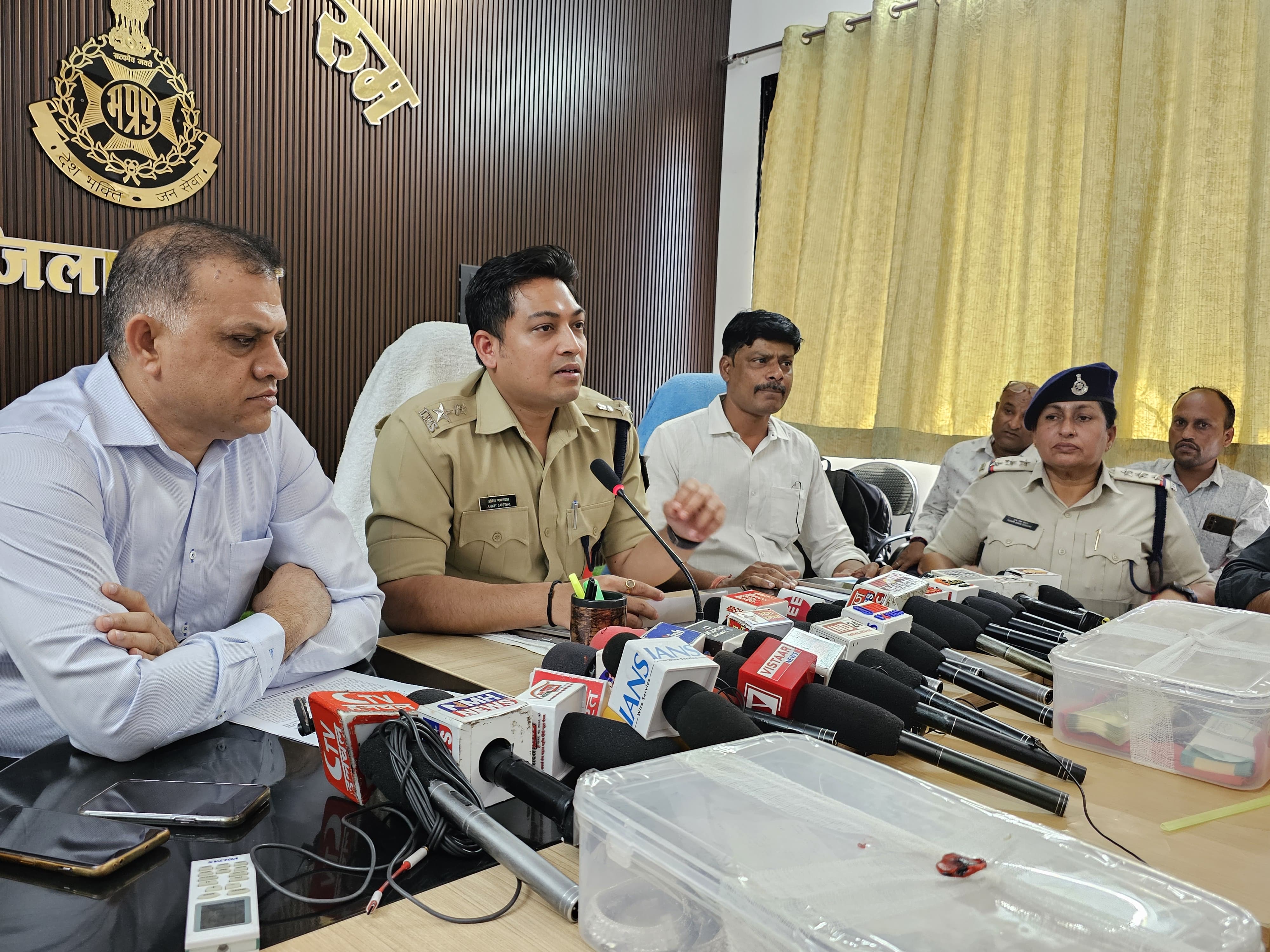 एसपी ने प्रेसवार्ता में चोरी का किया खुलासा,एक आरोपी को किया गिरफतार,आरोपी के कब्जे से 30 ग्राम सोना, 05 किलो 500 ग्राम चाँदी, नगदी 07 हजार रूपये बरामद किए