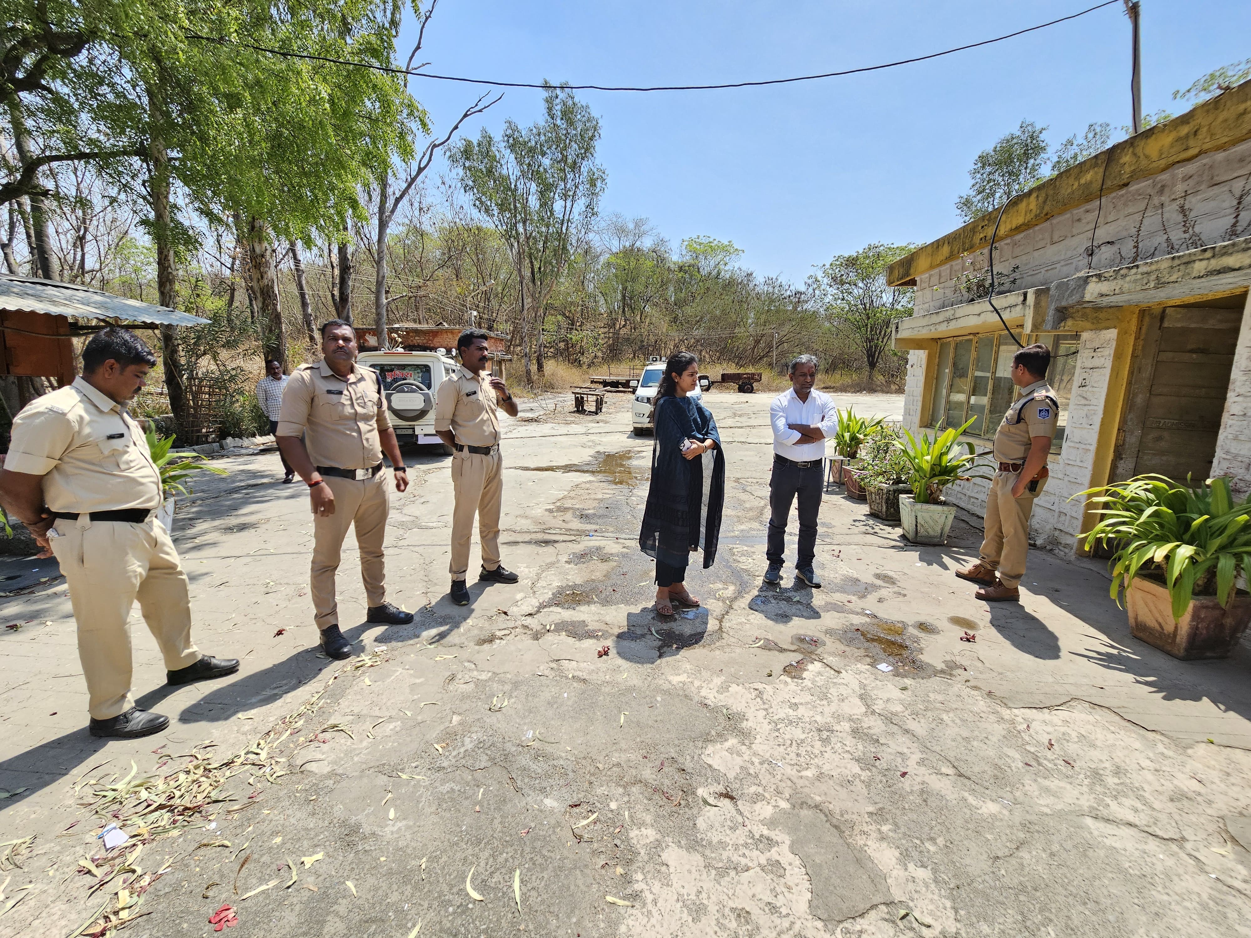 सीसीआई सीमेंट फैक्ट्री नयागांव की स्क्रैप नीलामी पर रोक का मामला,सीसीआई सीमेंट फैक्ट्री प्लांट और मशीनरी की जब्ती करने पंहुचे अधिकारी बैरंग लोटें,सीसीआई सीमेंट फैक्ट्री के प्रबंधक नहीं मिले,तहसीलदार ने जारी किया नोटिस ,अब 2 अप्रैल को होगी कार्रवाई