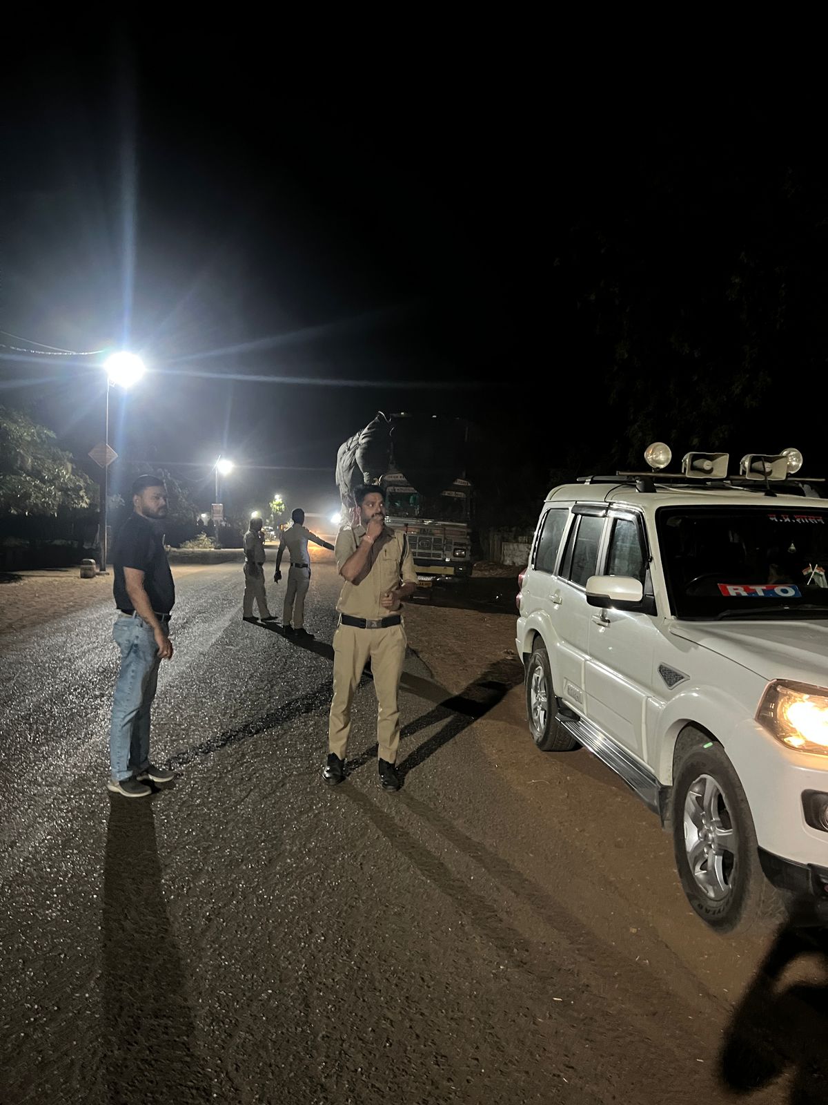 नीमच सिंगोली मार्ग पर आरटीओ विभाग ने दो ओवरलोड वाहनों को किया जप्त
