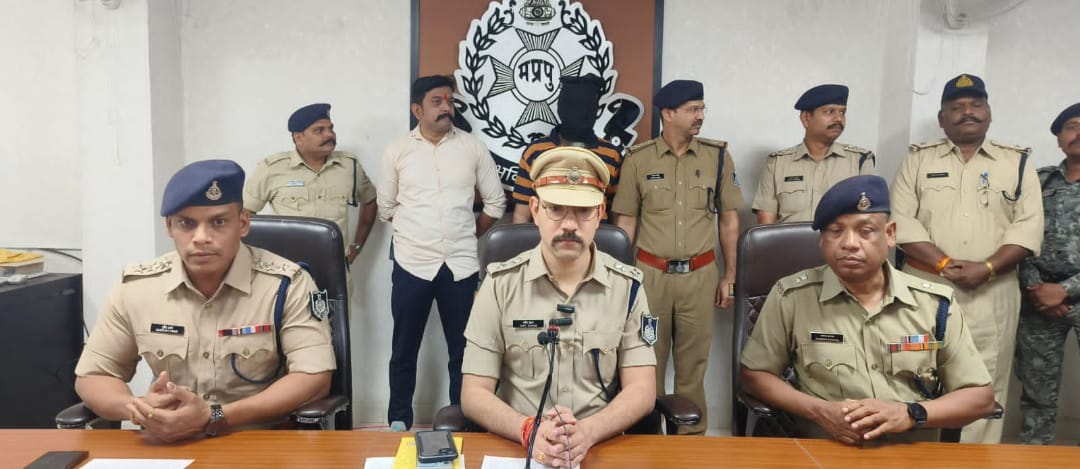 राजस्थान के जयपुर शहर को सीरियल ब्लास्ट से दहलाने की साजिश रचने वाले 11 वे फरार आरोपी फिरोज उर्फ सब्जी को रतलाम पुलिस ने किया गिरफ्तार,फरार आरोपी फिरोज की गिरफ्तारी पर NIA द्वारा 5 लाख रुपए के इनाम की गई थी घोषणा,अलसुफा के 05 मुख्य संस्थापक सदस्यों में से होकर संगठन का खजांची था