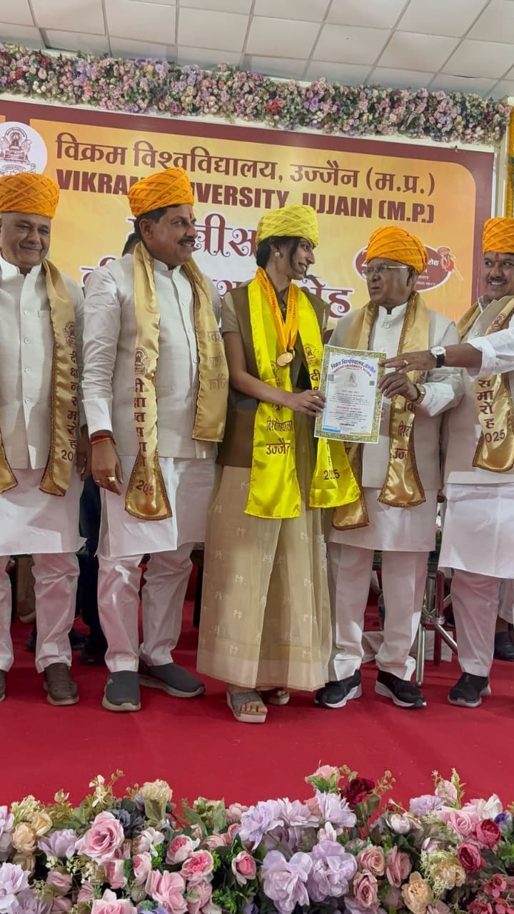 कुमारी सौम्या तिवारी सिंगोली को राज्यपाल ने दीक्षांत समारोह में एक नही दो -दो स्वर्ण पदक प्रदान कर किया सम्मानित