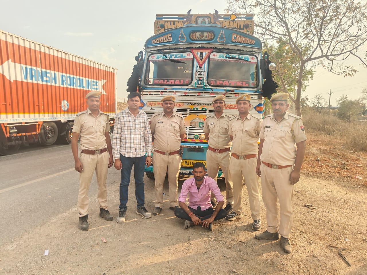 निंबाहेड़ा सदर थाना पुलिस को अफीम तस्कर के मामले में मिली बड़ी सफलता,ट्रक के केबिन में छुपा कर ले जा रही 66 किलो 150 ग्राम अवैध अफीम जब्त, एक आरोपी गिरफ्तार,मालवा के तस्करों की लाबी में मंचा हड़कंप,पढ़े ये खबर 