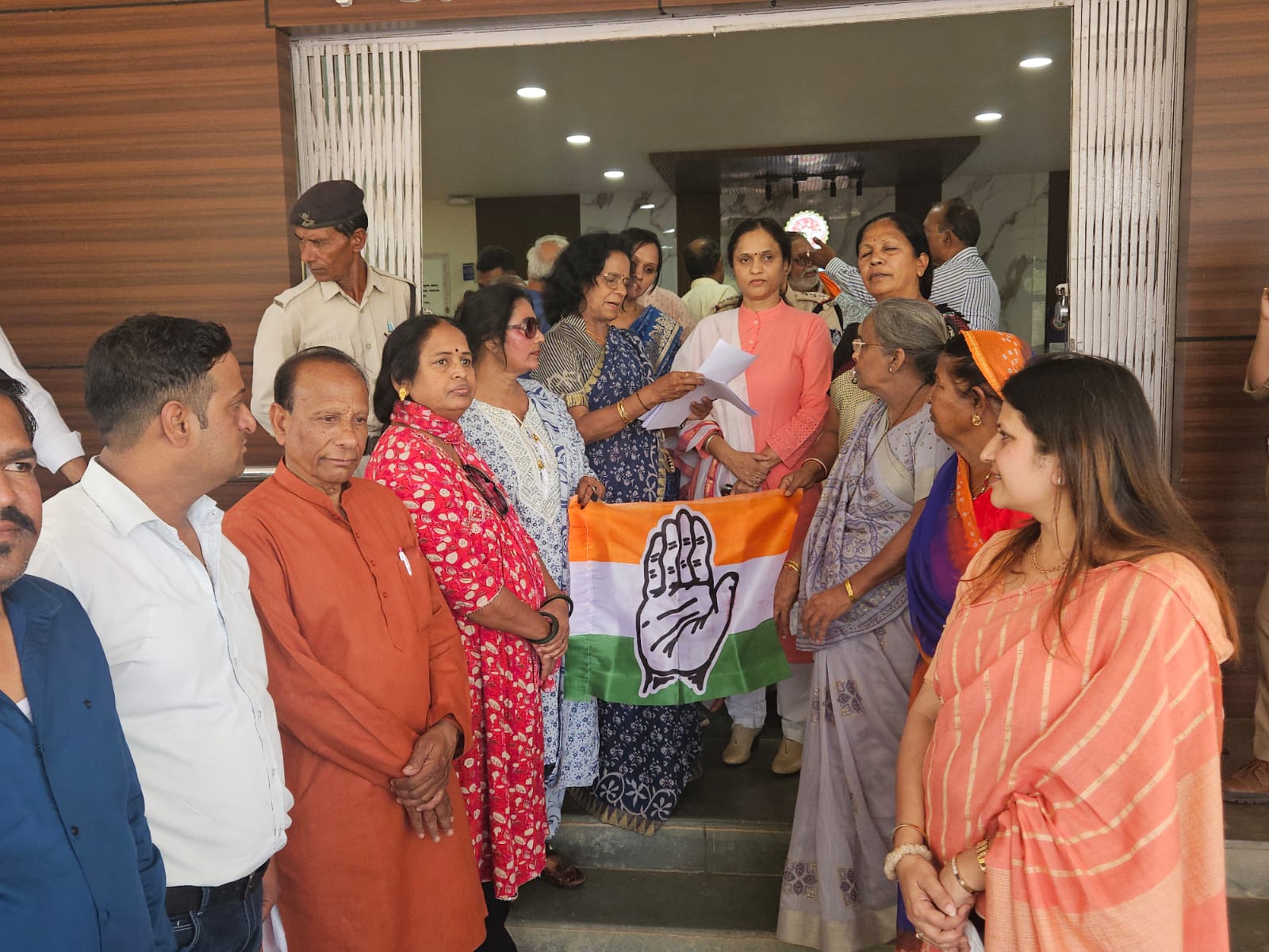 सखी सैया तो खूब कमात है,मंहगाई डायन खाए जात है लाडली बहनो पर अत्याचार नहीं रूका तो आंदोलन होगा - आशा सांभर