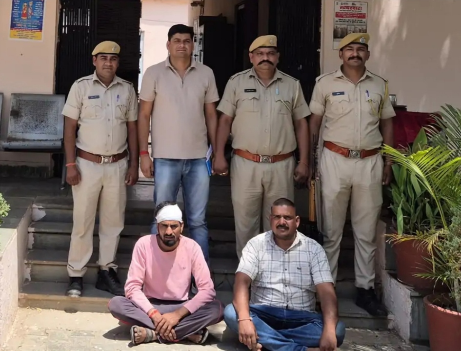 नाकाबंदी तोड़ी, गाड़ी पलटी, दो तस्कर घायल, पुलिस ने खेतों में दबोचा
