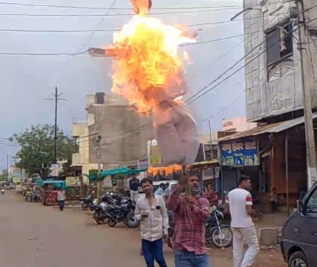 चिताखेडा में कांग्रेस ने उपमुख्यमंत्री जगदीश देवड़ा का फूतला फूंका, लगाए नारे देवड़ा मुर्दाबाद,भारतीय सेना के सम्मान में कांग्रेस मैदान में नारेबाजी करते हुए एमपी डिप्टी सीएम देवड़ा का फूंका पुतला