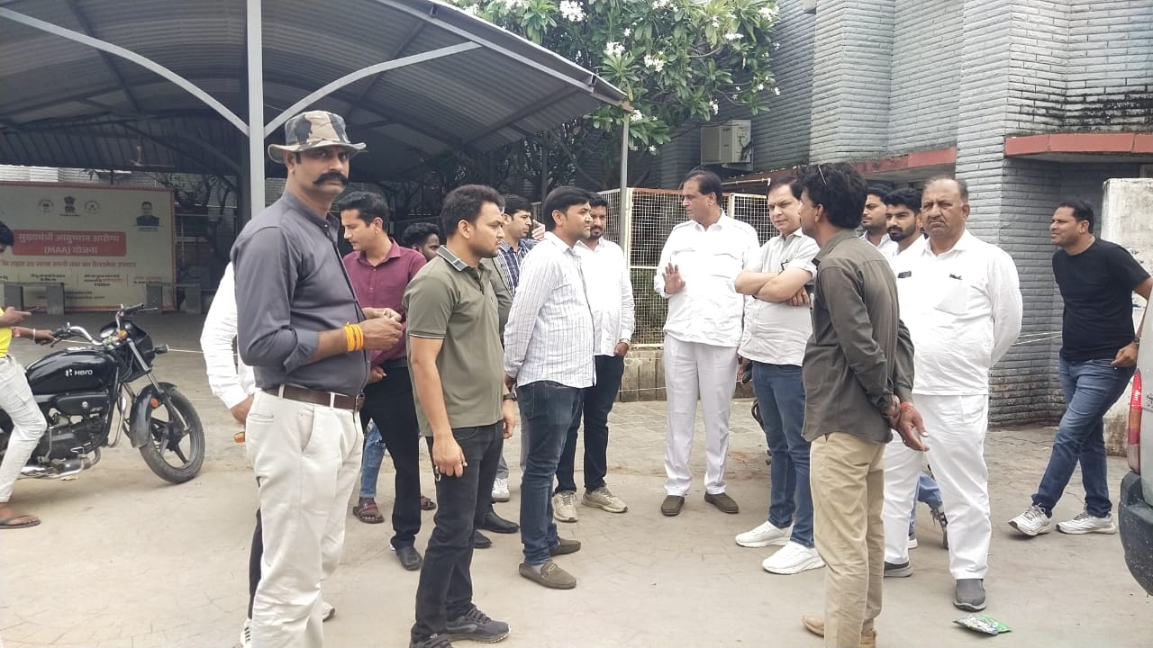 जिला चिकित्सालय का विधायक कृपलानी ने किया निरीक्षण,पार्किंग सहित विभिन्न व्यवस्थाओं के संबंध में पीएमओ को दिए निर्देश,सैनिकों के लिए रक्त की उपलब्धता सुनिश्चित करने के लिए आयोजित रक्तदान शिविर का किया अवलोकन