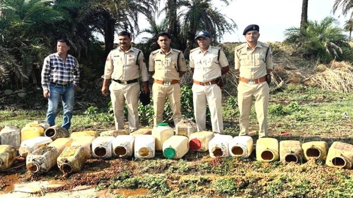 अवैध मदिरा के विरुद्ध आबकारी व पुलिस की संयुक्त कार्रवाई  950 किलो महुआ लहान एवं 25 लीटर अवैध मदिरा जप्त