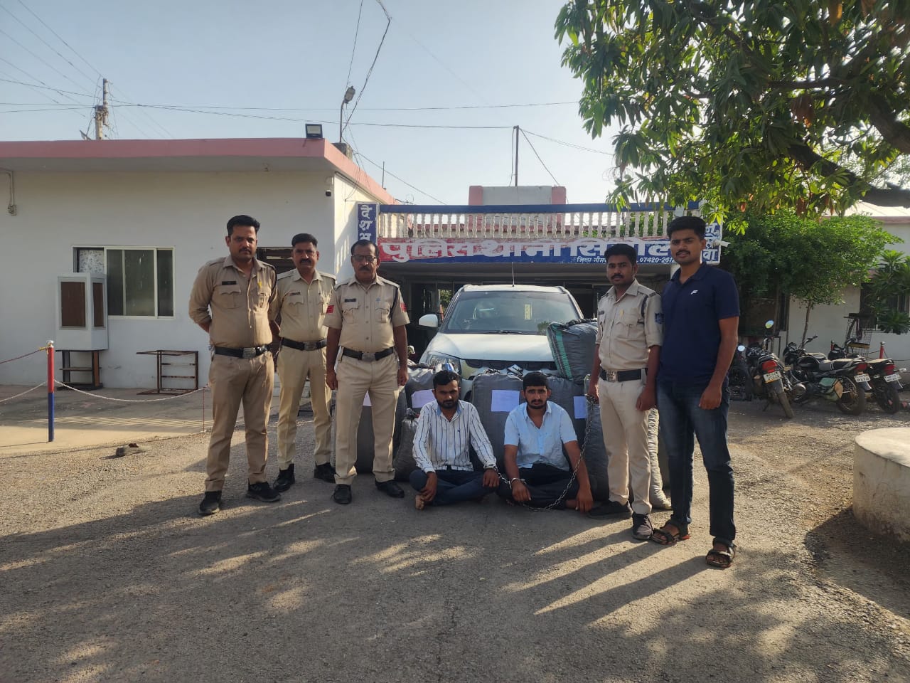 सिंगोली पुलिस की रडार पर है मादक पदार्थ तस्कर!,मुख्यमंत्री डॉ मोहन यादव सरकार की मंशा पर खरा उतरे टी आई बी एल भाभर निरंतर तस्करों को दबोच कर रहे हैं कार्यवाही !,तस्करों के मंसूबे ध्वस्त कर बिना नम्बर की ब्रेजा कार में 180 किलोग्राम अवैध मादक पदार्थ डोडाचूरा का परिवहन करते 2 आरोपीयों को पकडने में मिली सफलता
