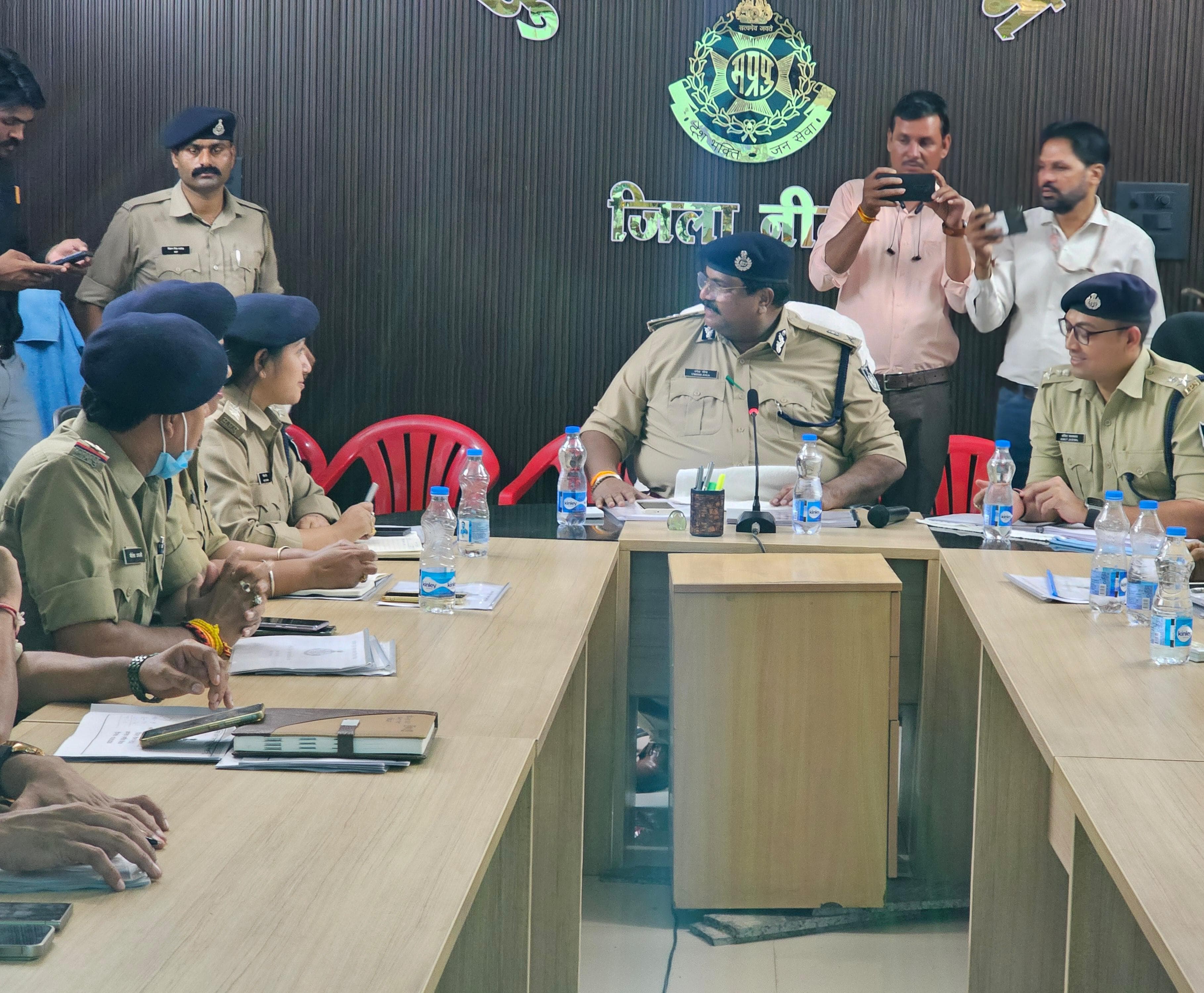 उज्जैन रेंज के एडीजी उमेश जोगा ने कंट्रोल रूम पर मासिक  समीक्षा बैठक ली, 