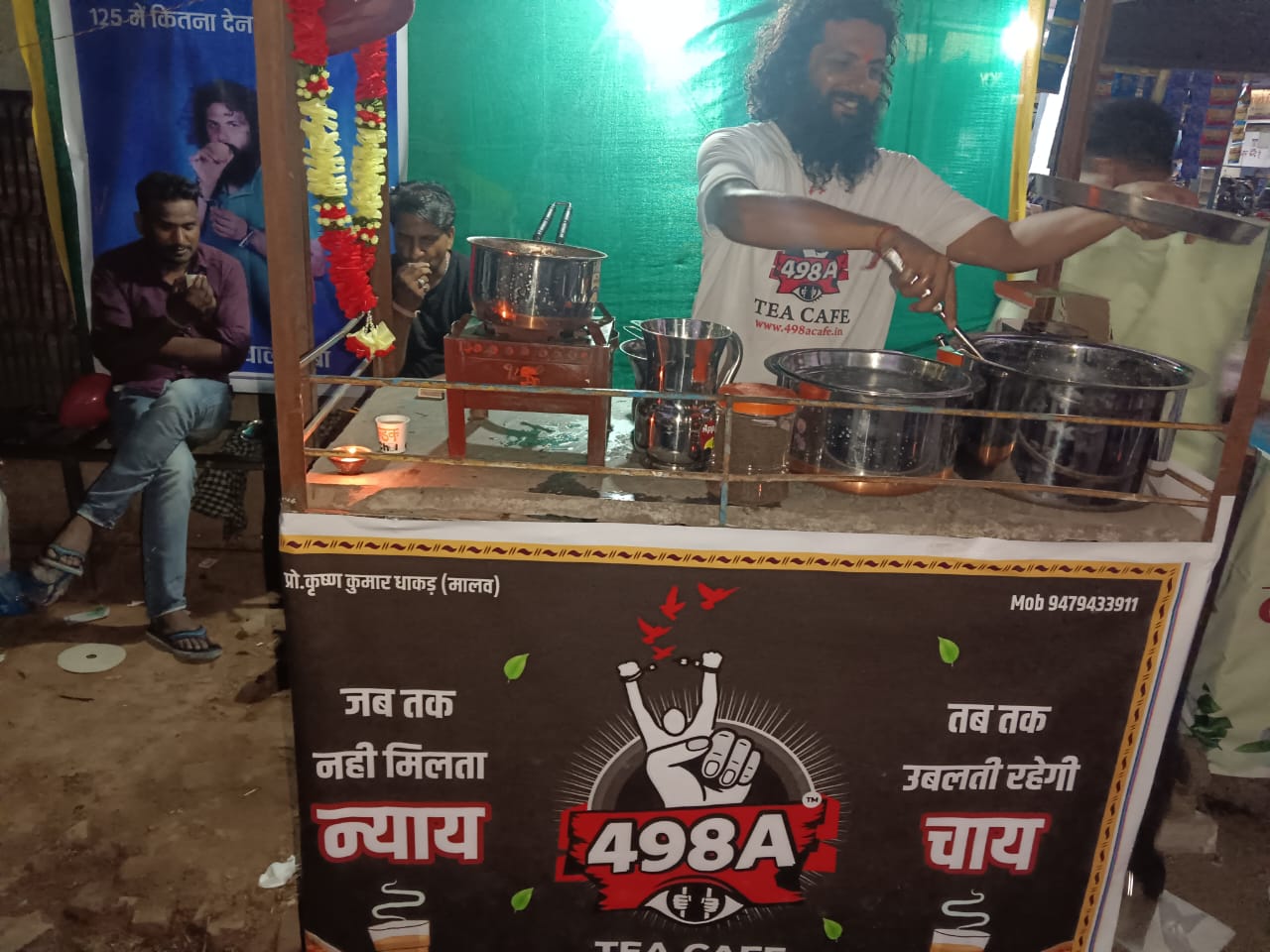 जब तक नही मिलता न्याय, तब तक उबलती रहेगी चायपत्नी से प्रताड़ना से तंग आकर अठाना के कृष्ण कुमार धाकड़ ने अपनी  हथकड़ी पहनकर बना रहा है अनौखी चाय,