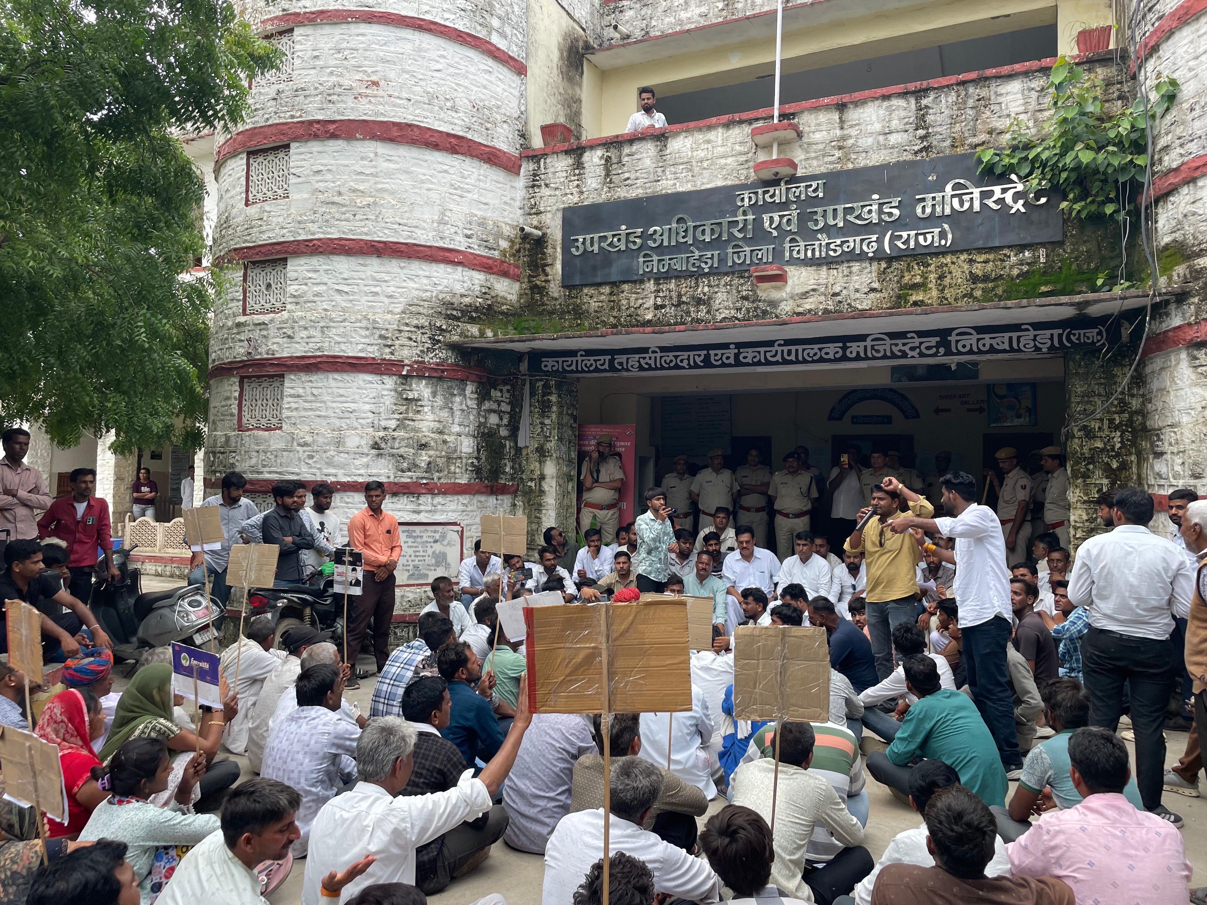 पुलिस प्रशासन के खिलाफ़ नारेबाजी,धरना प्रदर्शन कर मुख्यमंत्री के नाम सौंपा ज्ञापन पढ़ें सुरेश नायक की ये रिपोर्ट
