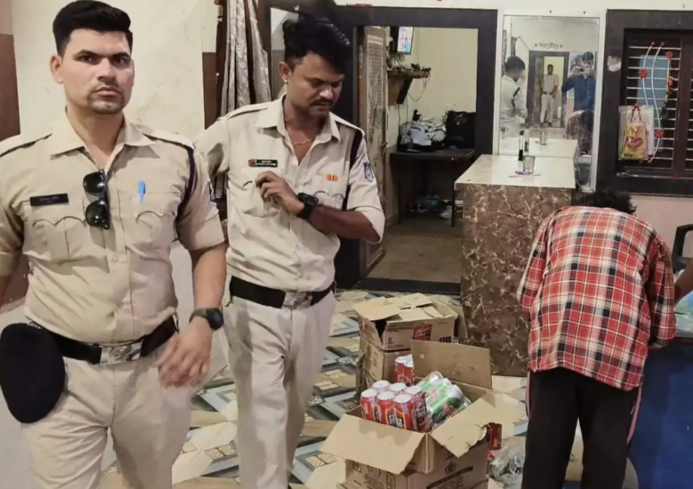मंदसौर में आबकारी विभाग की लीला होटल में छापेमारी: 30 हजार की अवैध शराब जब्त; एक आरोपी गिरफ्तार, दूसरा फरार