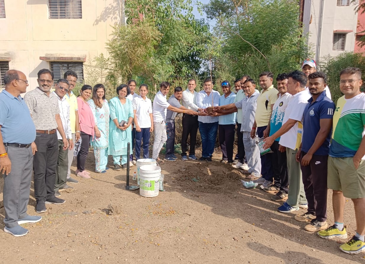 बढ़ते तापमान में गिरावट के लिये पेड़ लगाना जरूरी-एएसपी   एनएसएसजी ग्रुप ने विश्व पर्यावरण दिवस पर लगाये नीम के पौधे