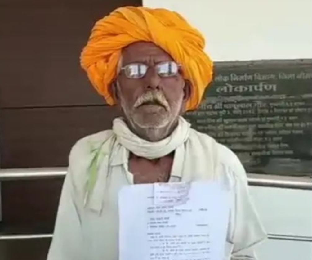 मनासा तहसील के पावटी गांव में एक किसान की निजी जमीन पर ग्राम पंचायत ने अवैध तरीके से बना दी सड़क, सरपंच और सचिव ने दी