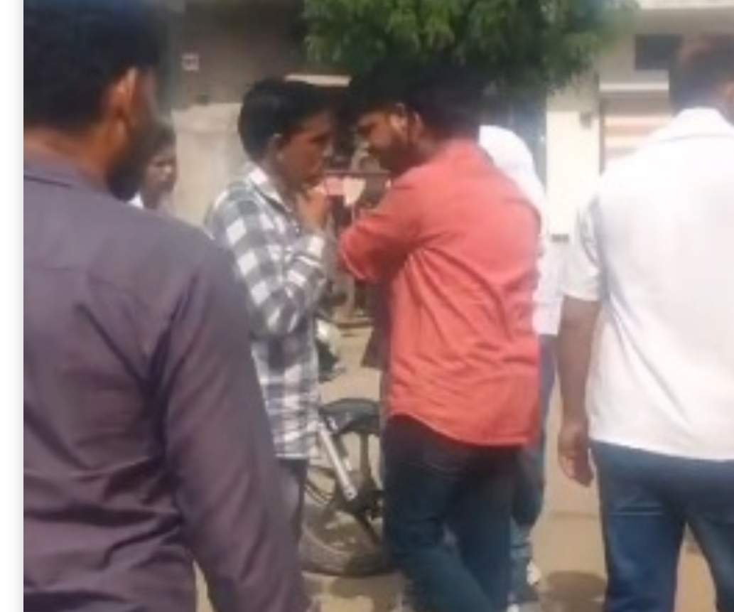 बंशी गुर्जर का एक ओर नया मामला आया सामने,अवैध रूप से जमीन हड़पने गए भूमाफिया बंशी गुर्जर और उनके गुर्गों को ग्राम वासियों ने खदेड़ा,