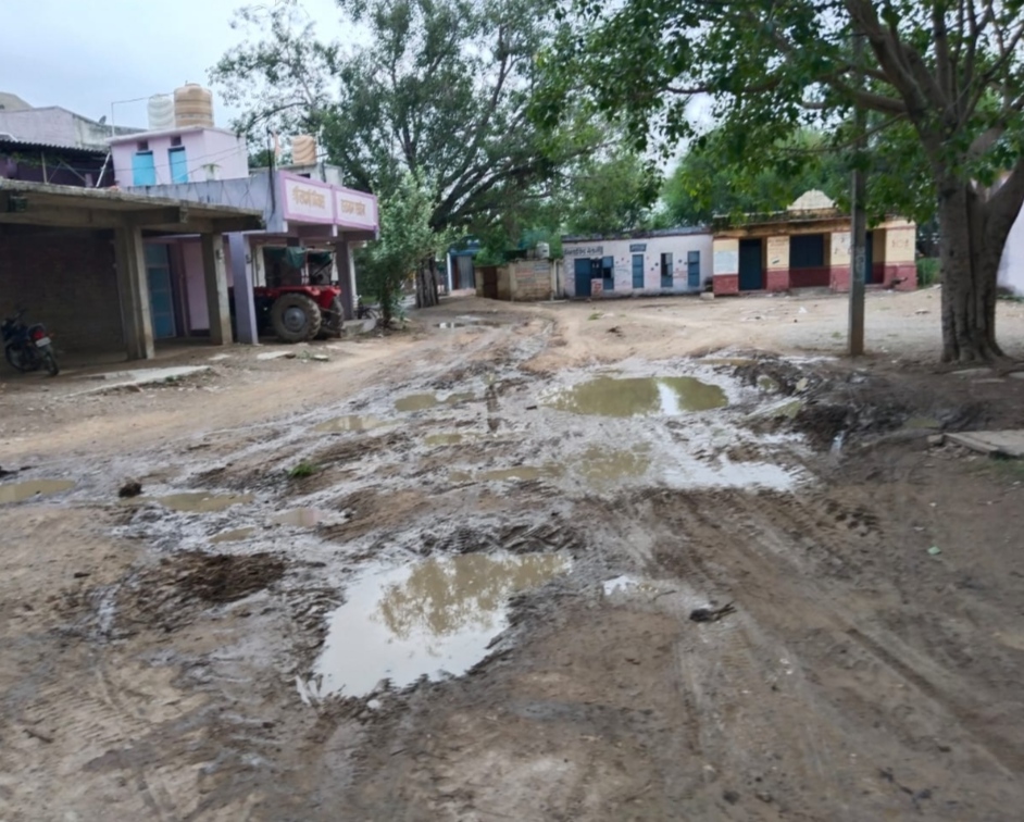 मैलानखेड़ा का आम रास्ता किचड़ से सना, रहवासी और स्कूली बच्चे हो रहे परेशान, 181 पर भी शिकायत, सरपंच बोले- फंड ही नहीं है कैसे करें काम, पढ़े ये खबर