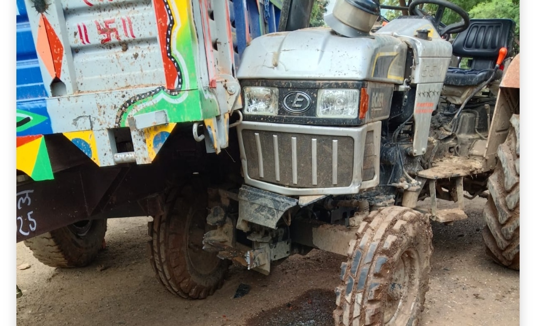धामनिया लासुर चोराहा पर दो ट्रैक्टर ट्राली आपस में भिड़े, मची अफरा तफरी, मोटरसाइकिल चालक को बचाने के चक्कर में घटी घटना, मौके पर पहुंची खाकी, पढे़ दिनेश वीरवाल की खबर