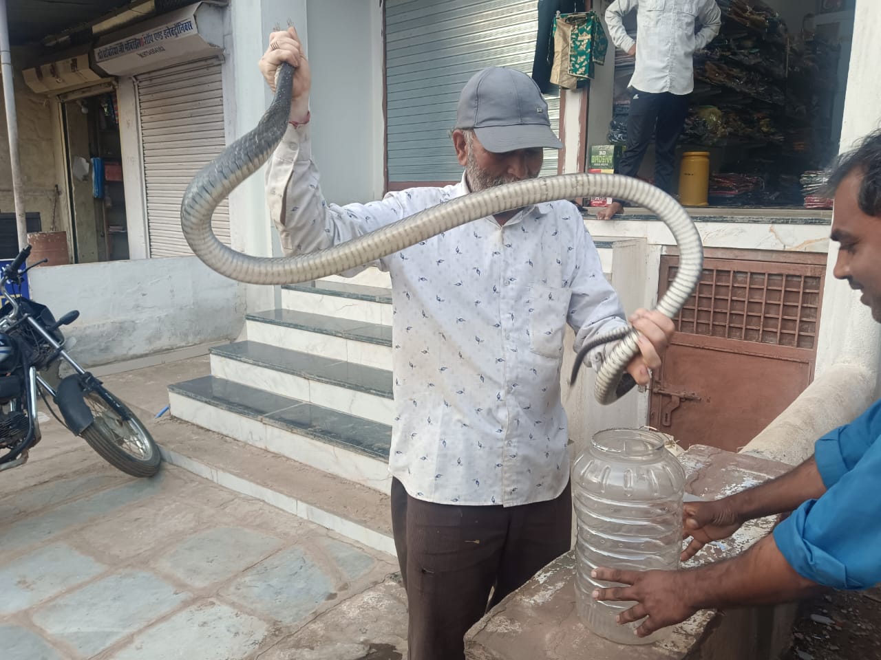 नीमच जिले का ग्राम चीताखेड़ा और पत्रकार दशरथ माली, जब सुबह खुली नींद तो माजरा देख उड़ गए होश, सूचना मिलते ही मौके पर लगी भारी भीड़, पेंटर कैलाश माली ने जिंदा पकड़ा, जानिये क्या है पूरा मामला, पढ़े ये खबर
