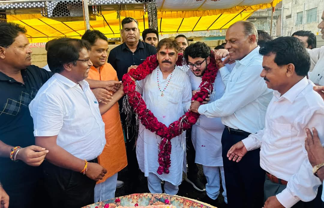 बाहरी आक्रांताओं से इसलिए है महफूज है नीमच, समाजसेवी अशोक अरोरा गंगानगर का नाम से ही थर्राते है बदमाश नीमच की सल्तनत के बेताज बादशाह के जन्म दिवस पर दिवाली जैसा जश्मन