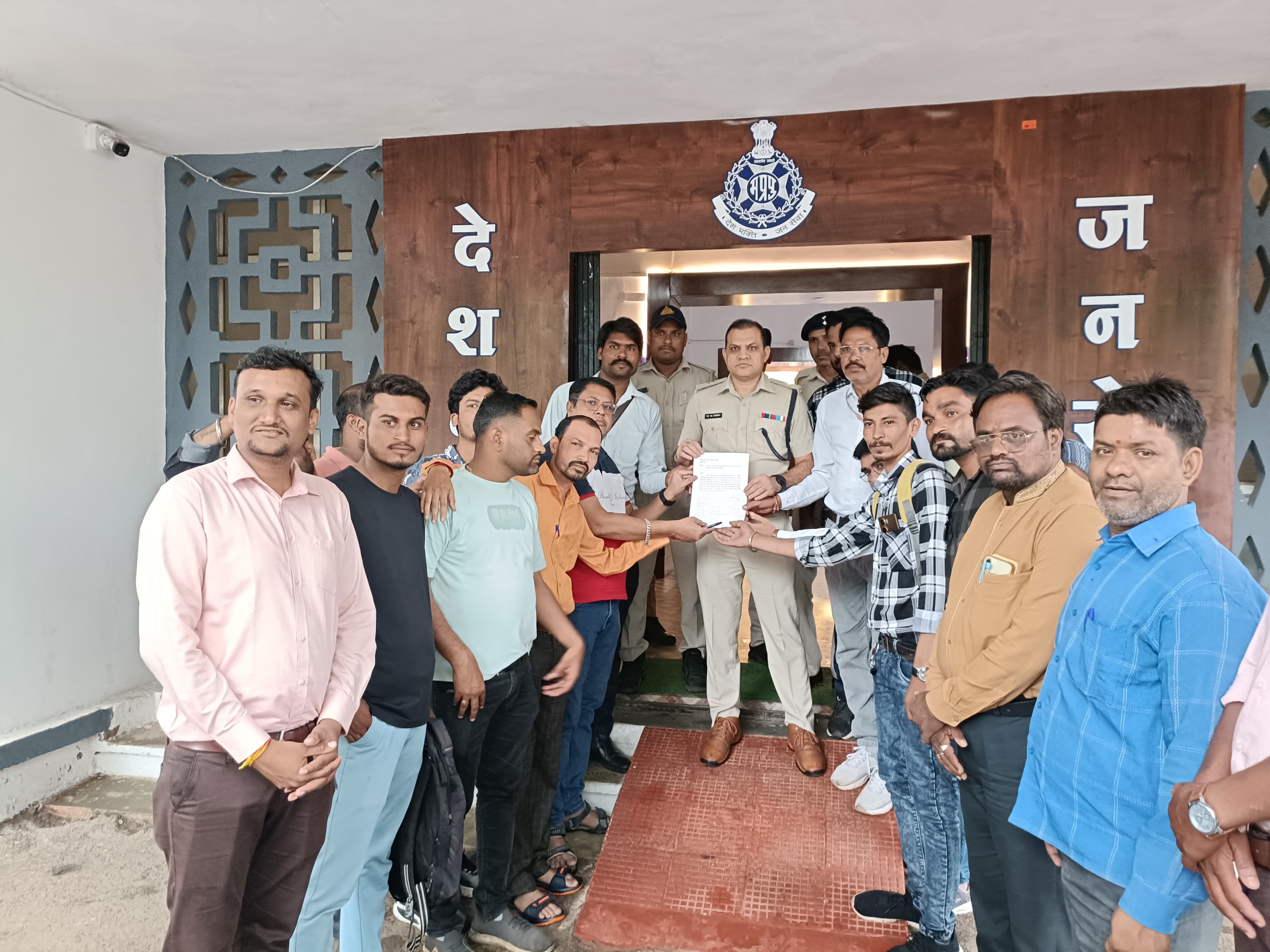 नीमच का कुख्यात सटोरिये के खिलाफ पत्रकारों ने सोपा ज्ञापन, जल्द होगी गिरफ्तारी एएसपी का आश्वासन