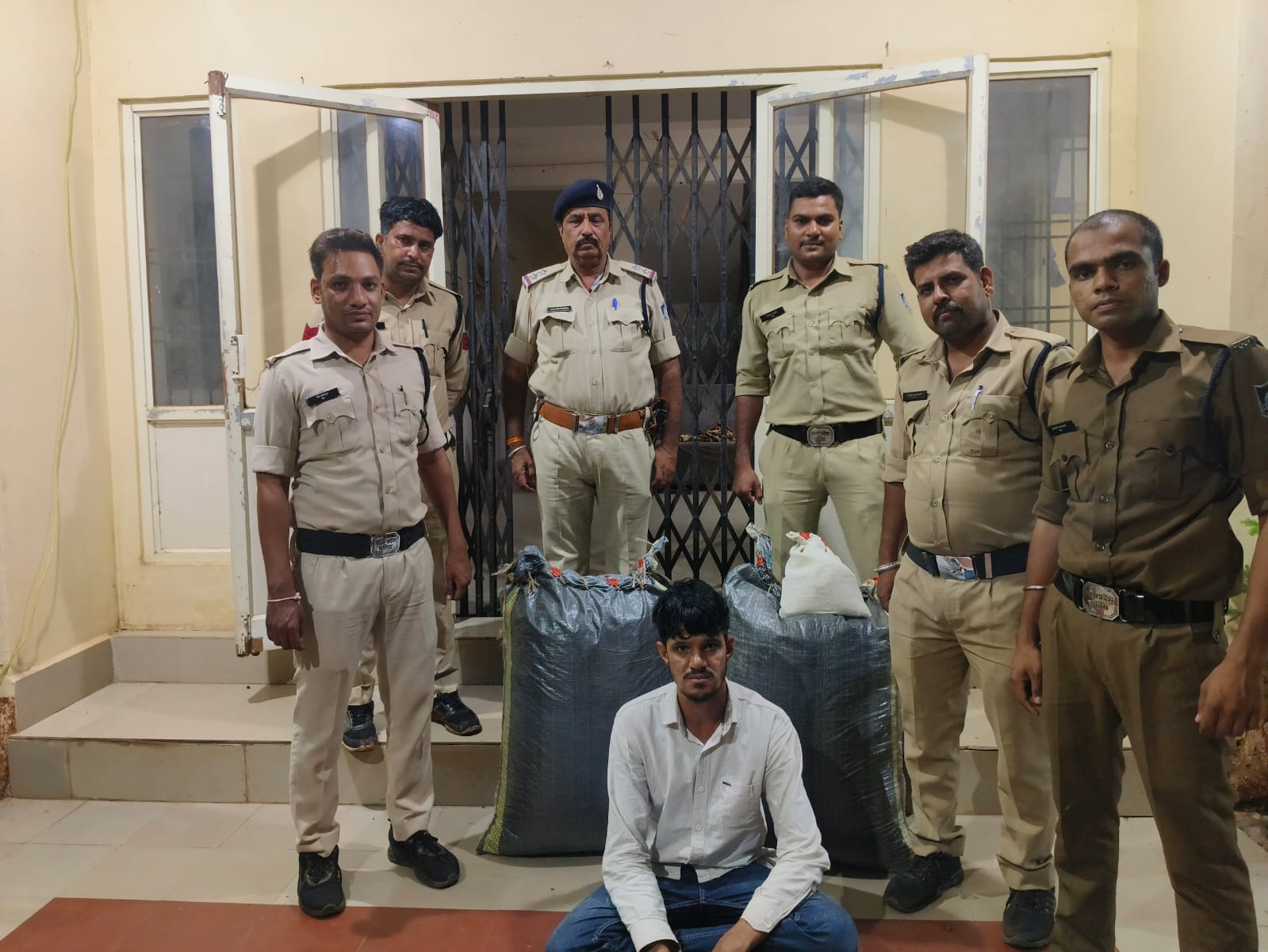 जीरन थाना क्षेत्र में मादक पदार्थ तस्कर पुलिस की रडार पर ! चीताखेड़ा पुलिस चौकी को मिली सफलता, 40 किलो डोडा चूरा, 2 किलो 700 ग्राम अफीम के साथ एक तस्कर गिरफ्तार