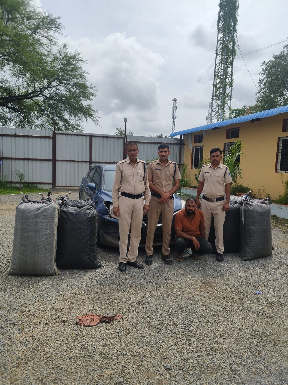 नयागांव पुलिस को मिली सफलता,बिना नम्बर की बलेनो कार से 2 क्विंटल अवैध मादक पदार्थ डोडाचूरा के आरोपी चालक को पकडने में पुलिस चौकी नयागाॅव थाना जावद को मिली सफलता 