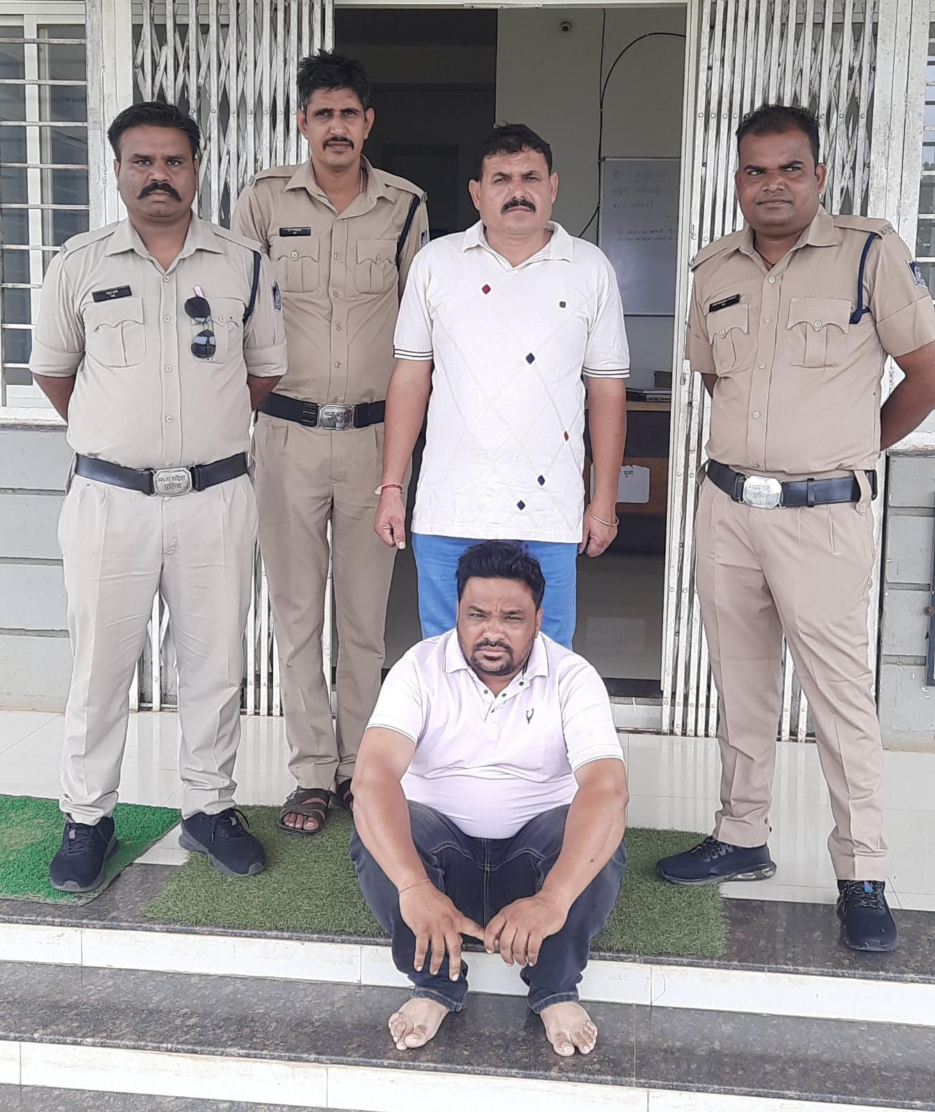 पत्रकारों को गालियां देने पर सटोरिया का पुलिस ने निकाला जुलूस, भेजा जेल