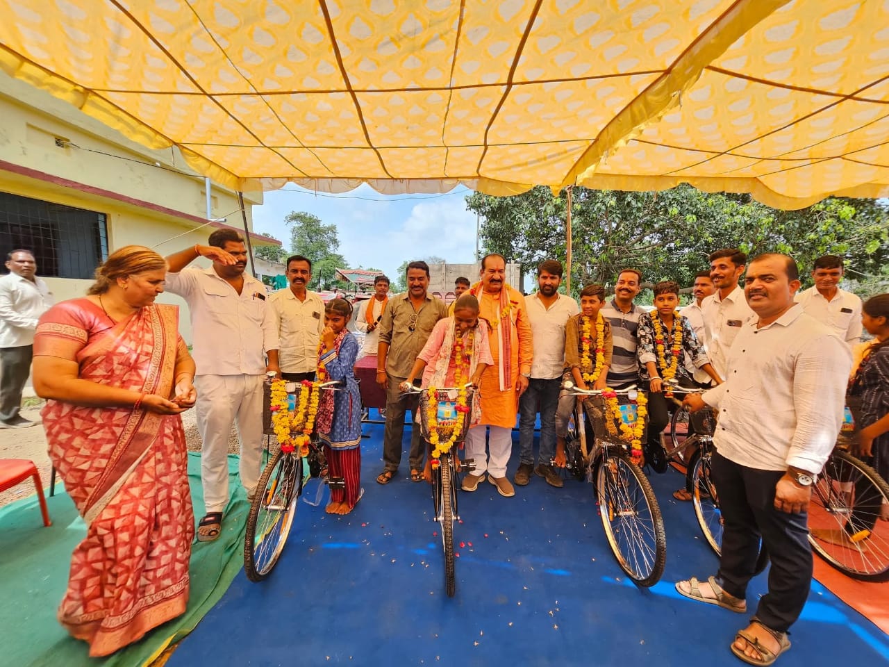 नीमच विधानसभा के शासकीय हाई-स्कूल घसुण्डी जागीर में आज बच्चों को निशुल्क साईकिल वितरण।