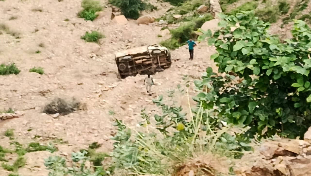 खतरनाक मोड़ पर रेलिंग नहीं होने की वजह से रतनगढ़ घाट पर हुआ दर्दनाक हादसा,300 फीट नीचे खाई मे गिरा टेंपो,एमपीआरडीसी की लापरवाही के कारण खतरे के बीच अपनी जान जोखिम में डालकर कर रहे हैं।सैकड़ों वाहन चालक प्रतिदिन आवागमन, हादसे के दौरान पहाड़ी पर कूद कर टेंपो चालक ने बमुश्किल बचाई अपनी जान