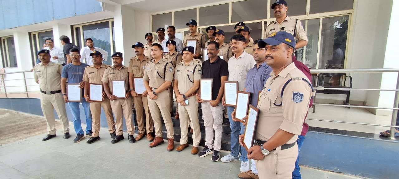 एसपी अंकित जायसवाल ने हाई प्रोफाइल मर्डर ट्रेस करने वाली टीम को किया पुरस्कृत,