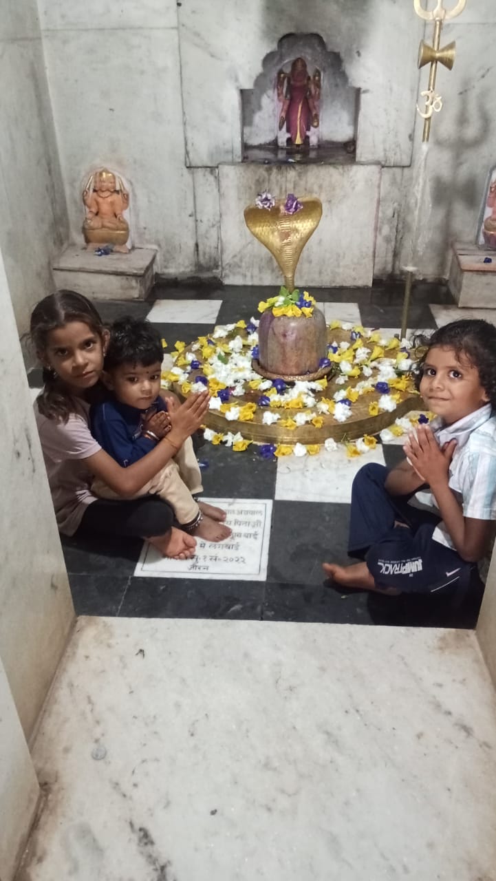 प्रथम सावन सोमवार पर रामझर महादेव मंदिर पर उमड़ी आस्था की भीड़--दिन भर हर -हर महादेव ...,बम बम भोले.... मंत्रोच्चार से गुंजायमान रहे शिवालय पढ़ें दशरथ माली की ये रिपोर्ट 