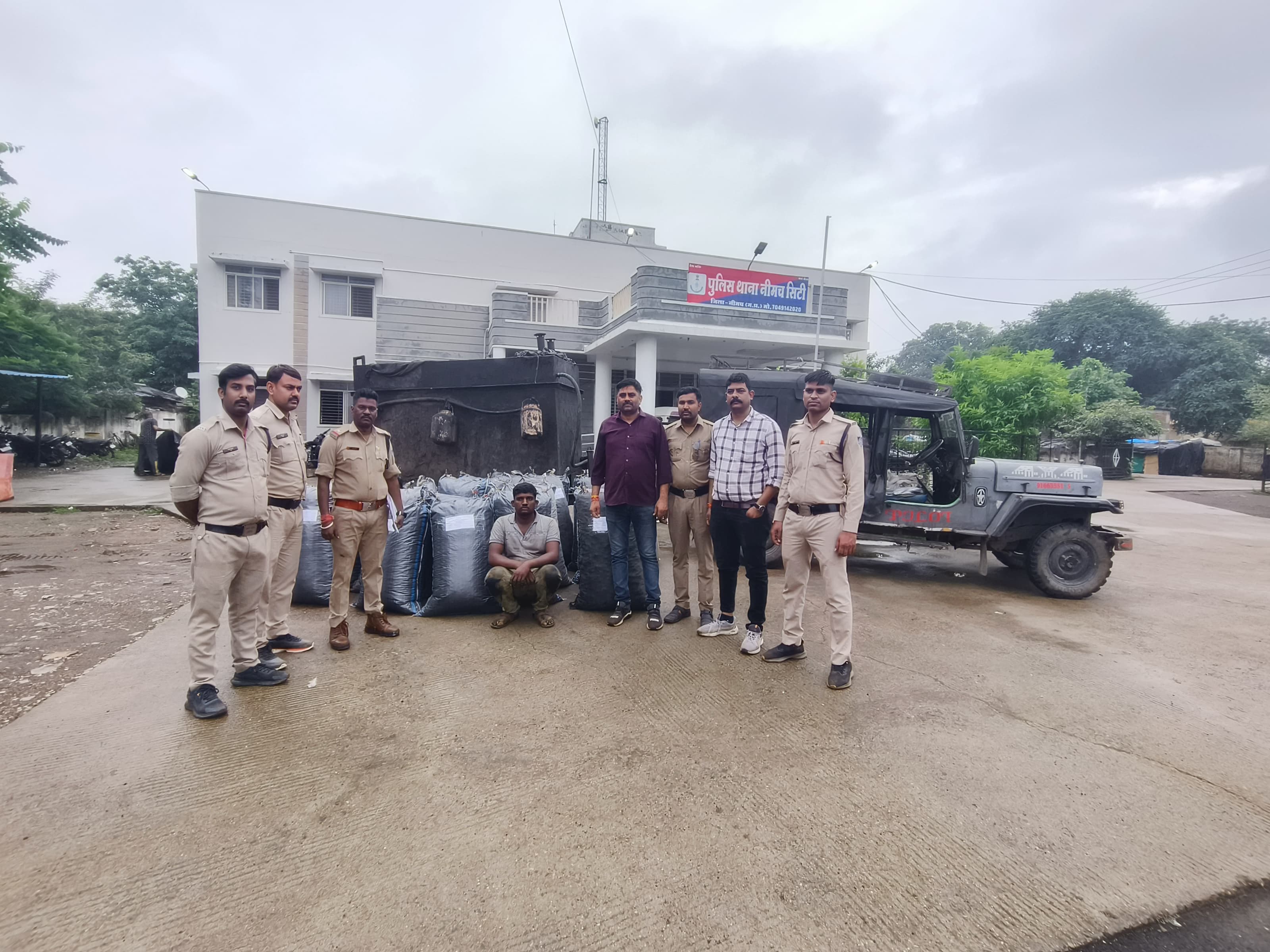 नीमच सिटी पुलिस को नशा मुक्ति अभियान में सिटी पुलिस का बड़ा प्रहार, 4 क्विंटल 86 किलोग्राम डोडाचूरा ज़ब्त,एक कमांडर जीप और एक डामर टैंक ज़ब्त कर एक तस्कर को  किया गिरफ्तार 