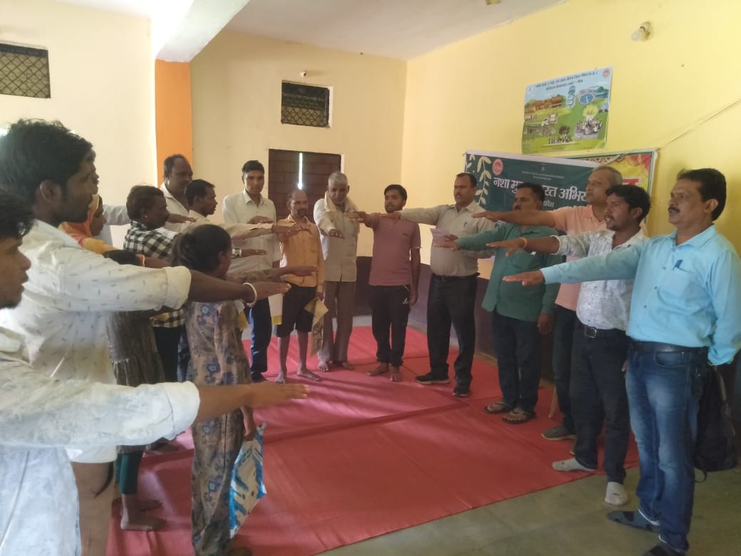 नशे से दूरी है जरूरी अभियान में स्कूली बच्चों को बांटे पेंपलेट व दिलाई शपथ,दशरथ माली की ये रिपोर्ट 