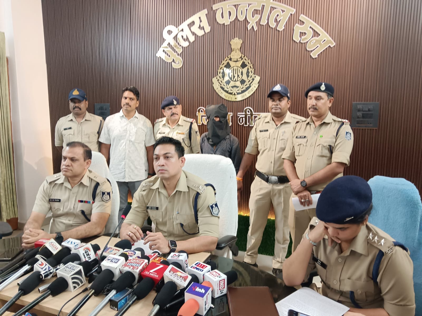 नीमच एसपी अंकित जायसवाल ने प्रेसवार्ता में किया खुलासा,नीमच में रिश्तों को शर्मसार कर देने वाला सनसनीखेज मामला आया सामने,14 वर्ष की नाबालिग पीड़िता के साथ उसके ही रिश्तेदार ने बलात्कार कर किया गर्भवती,बघाना पुलिस टीम ने सायबर सेल के सहयोग से घटना को अंजाम देने वाले आरोपी को किया गिरफ्तार