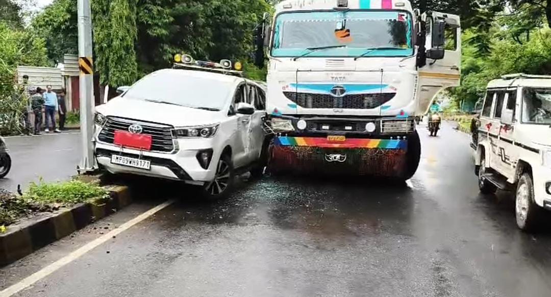 झाबुआ में सड़क हादसा,तेज रफ्तार डंपर की चपेट में आया कलेक्टर नेहा मीणा का वाहन,डीएम के बंगले के सामने हुई दुर्घटना से प्रशासनिक अमले में मचा हड़कंप,