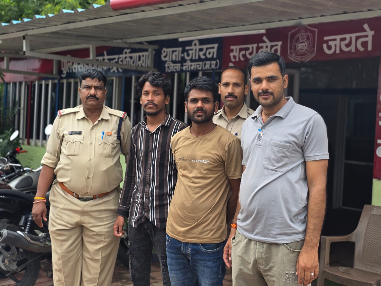 जीरण पुलिस ने सहायता केन्द्र हर्कियाखाल फंटा फोर फोरलेन हाईवे रोड़ से एक किलो 200 ग्राम अफीम के साथ तस्कर को किया गिरफ्तार 