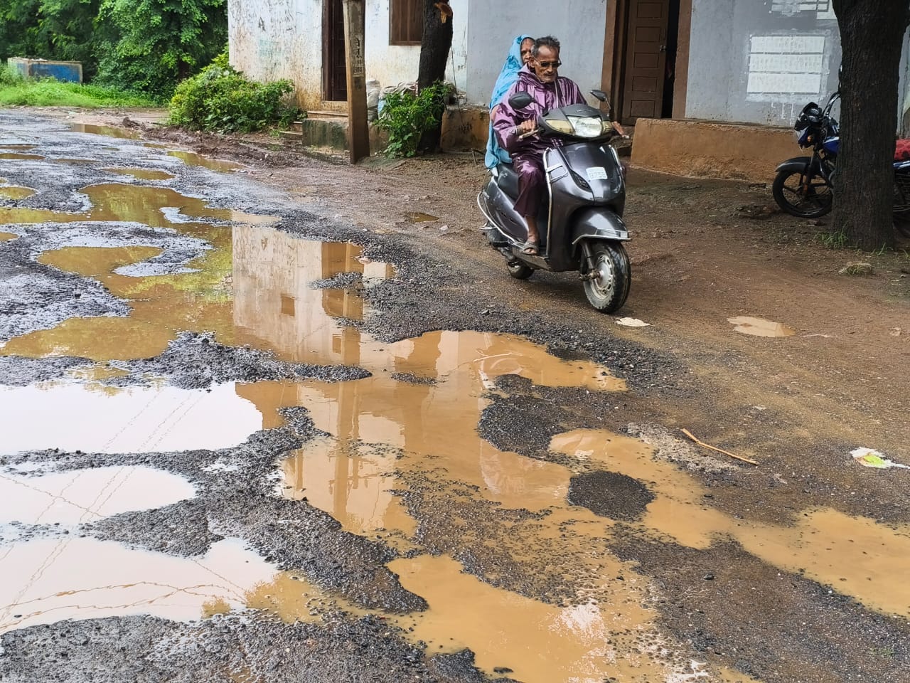 ये हैं भाजपा की उन्नत सड़कें , प्रदेश में विकास के नए द्वार वाली सड़क नीमच से चीताखेड़ा सड़क हो गई छलनी,गड्ढों में समा गई सड़क, बरसात के पानी भराव से सड़क पोखर में हुई तब्दील, वाहन चालकों के लिए बनी जानलेवा,पढ़ें दशरथ माली की ये खबर 