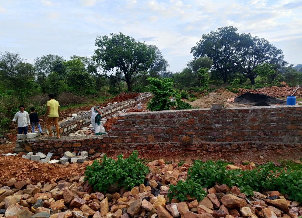  ग्राम बमोरा में दबंग ने किया दलित व्यक्ति के कब्जे वाली शासकीय जमीन पर पक्का निर्माण, रोकने पर दी धमकी