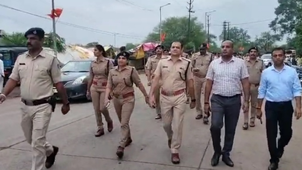 नीमच में आगामी त्योहारों को देखते हुए पुलिस ने निकाला फ्लैग मार्च, जनता को दिलाया  सुरक्षा का अहसास, सीसीटीवी कैमरों से