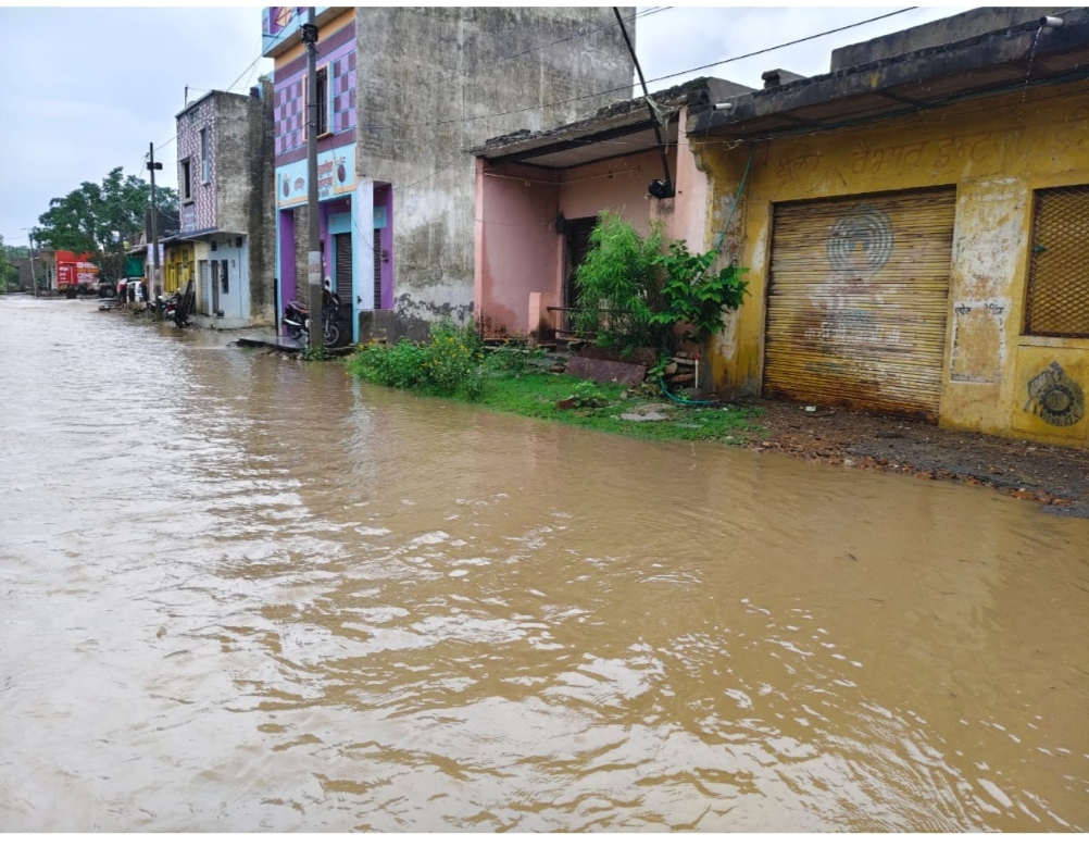 झमाझम बारिश ने खड़ी की ग्रामीणों के लिए परेशानी, कंजार्डा चौकड़ी मार्ग बना तालाब, जगह-जगह गड्ढों ने रोकी वाहनों की रफ्तार, पढ़े