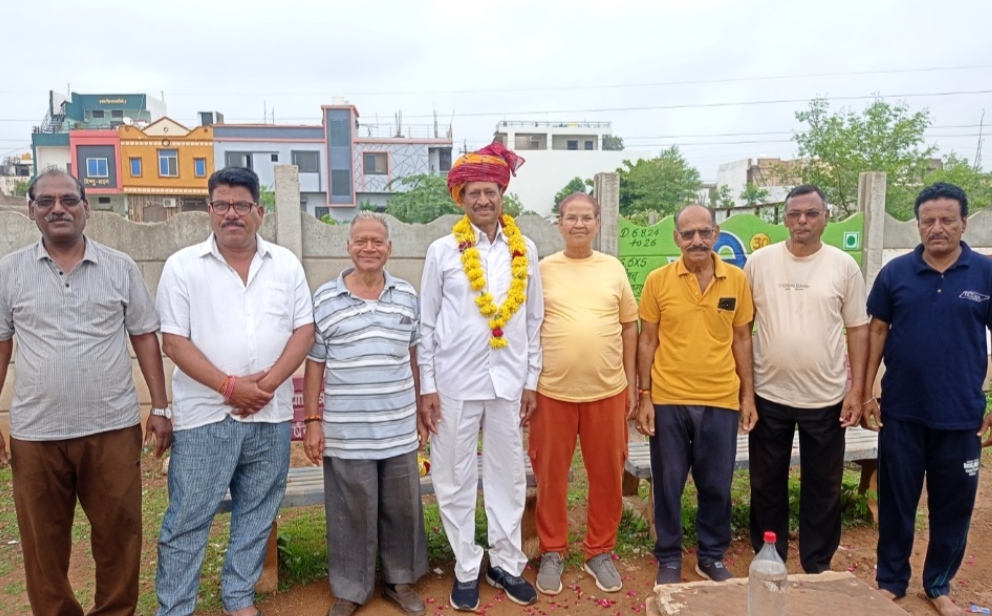 KHABAR : आंजना कॉलोनी के पास प्रतिदिन लोगों को निःशुल्क रूप से योग और प्राणायाम का अभ्यास करवाने वाले योग गुरू जेपी दलवी का सम्मान, पढ़े खबर