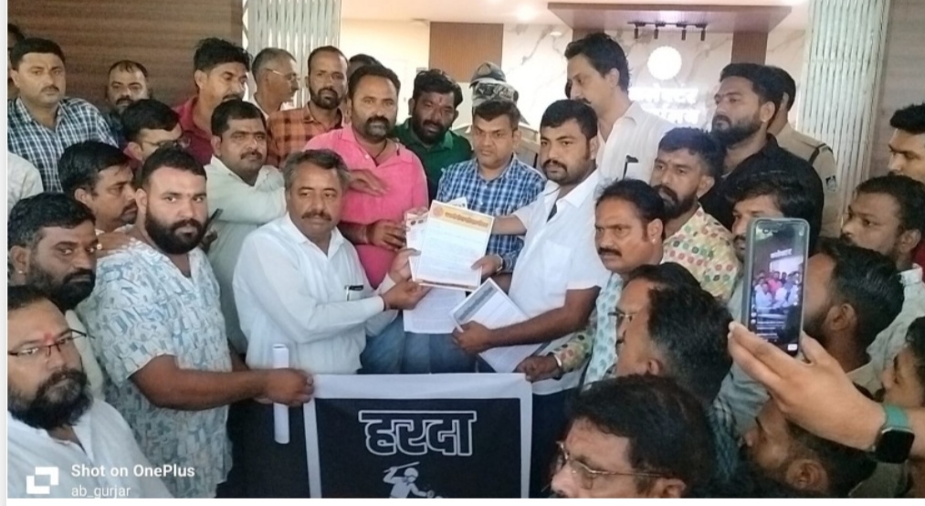 नीमच के कलेक्टोरेट पहुंचा करणी सेना परिवार, हरदा में एक साल पुराने हीरा खरीद धोखाधड़ी को लेकर सौंपा ज्ञापन, कार्रवाई