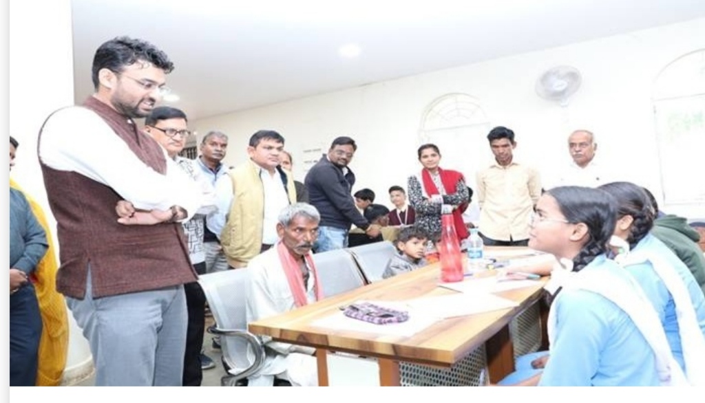 सफलता की कहानी- नीमच में विद्यार्थियों की कलम बनी गरीबों की आवाज़, कलेक्टर की पहल से बदल रही तस्वीर, जनसुनवाई