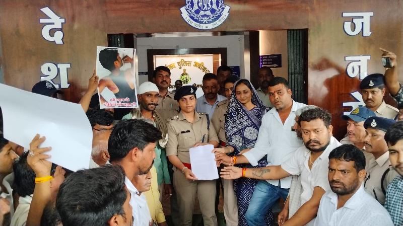 सर्व धाकड़ समाज ने सौंपा ज्ञापन, मामला ग्राम डुंगरपुरिया बावल में हुई मारपीट की घटना को लेकर,आरोपियों पर कठोर कार्रवाई की मांग